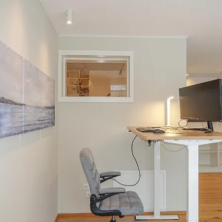 Luxomes: Design - Near Airport *
