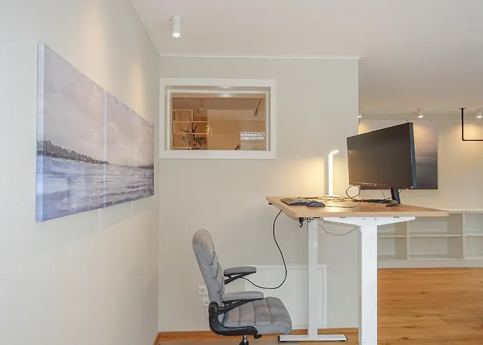 Luxomes: Design - Near Airport *